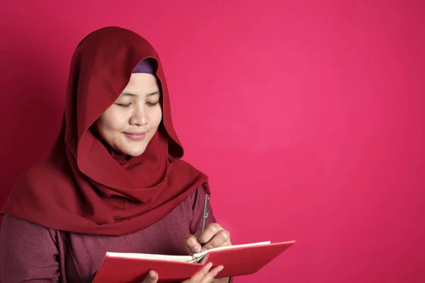 Boldog magabiztos sikeres ázsiai muszlim nő visel hidzsáb wri — Stock Fotó