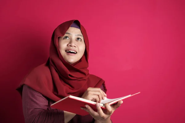 Muszlim nő olvasókönyv — Stock Fotó