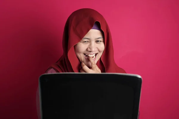 Moslim vrouw werken op laptop en glimlachen verlegen — Stockfoto