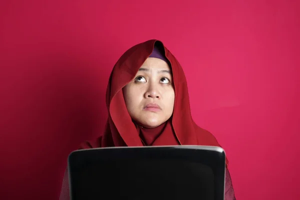 Moslim zakenvrouw werken aan laptop thuis, denken gebaar — Stockfoto
