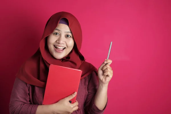 Moslim vrouw met een goed idee bij het lezen van een boek — Stockfoto