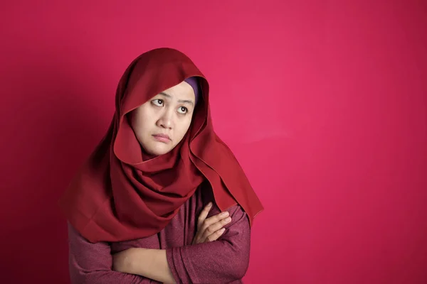 Mulher Muçulmana mostra expressão preocupada perturbada — Fotografia de Stock