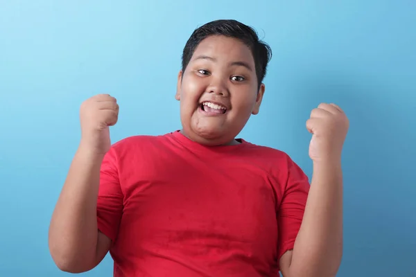 Boldog sikert kövér ázsiai fiú mutatja nyerő gesztus — Stock Fotó