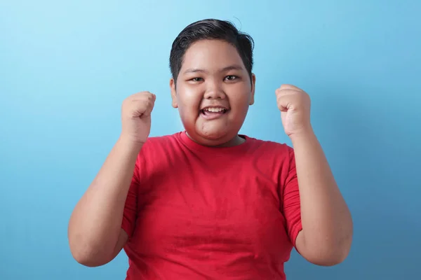 Feliz éxito gorda asiática chico muestra ganadora gesto — Foto de Stock