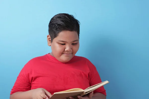 Fat Asian anak tersenyum bahagia ketika membaca buku — Stok Foto