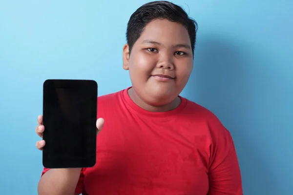 Gordo asiático chico muestra su tableta pantalla, tableta inteligente mock u — Foto de Stock