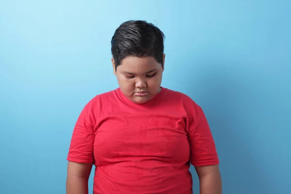 Gordo chico asiático, mirando hacia abajo, triste y llorando, intimidado ingenio concepto — Foto de Stock