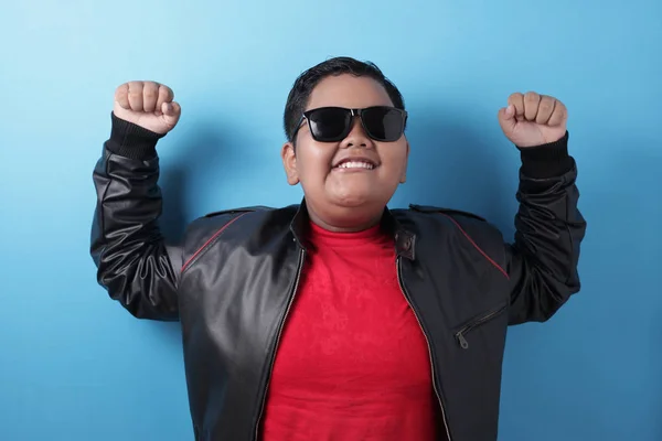 Feliz éxito gordo asiático chico usando chaqueta de cuero y sunglasse — Foto de Stock