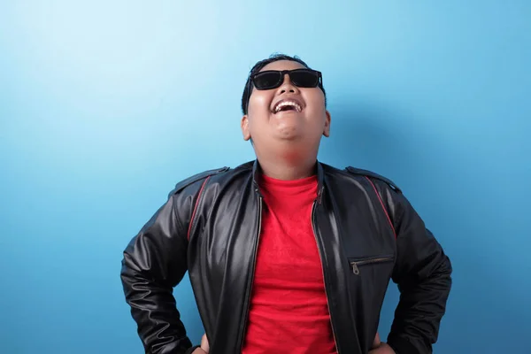 Feliz éxito gordo asiático chico usando chaqueta de cuero y sunglasse — Foto de Stock