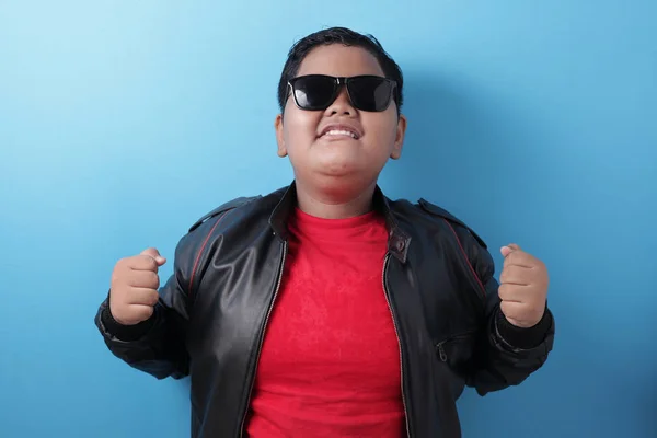 Feliz éxito gordo asiático chico usando chaqueta de cuero y sunglasse — Foto de Stock