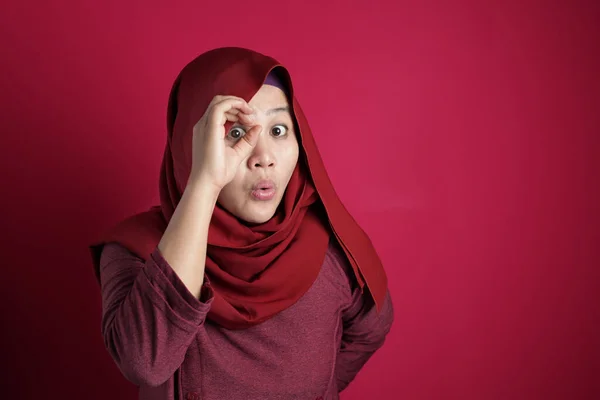 Muslimische Frau blickt durch ihre Finger — Stockfoto