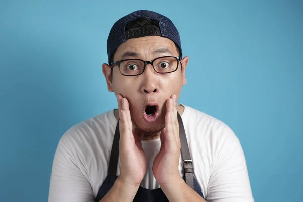 Chef asiático sorprendido o camarero con la boca abierta y los ojos grandes — Foto de Stock