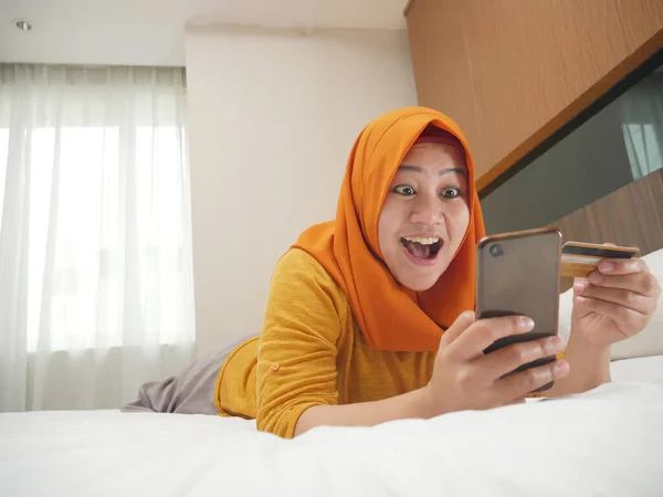 Szczęśliwy Azji muzułmanin kobieta noszenie hidżab uśmiech i śmiech, whe — Zdjęcie stockowe