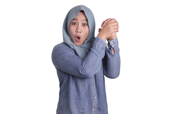 Muslim Lady Tersenyum dengan Gerakan Winning — Stok Foto