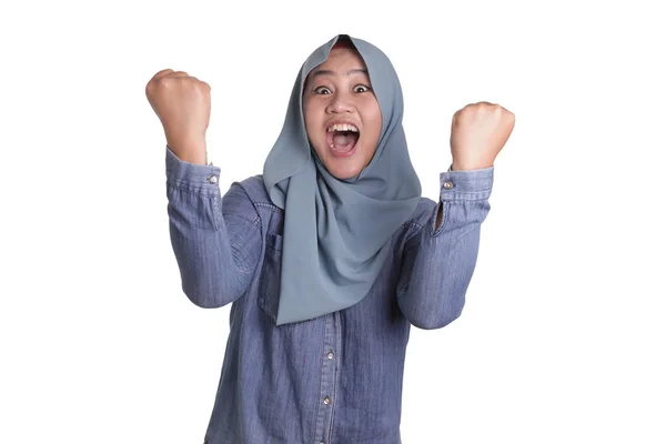 Senhora Muçulmana Sorrindo com Gesto Vencedor — Fotografia de Stock