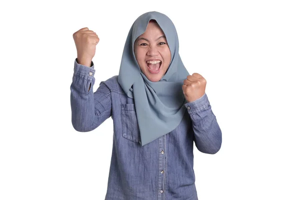 Moslim Lady glimlachend met het winnen van gebaar — Stockfoto