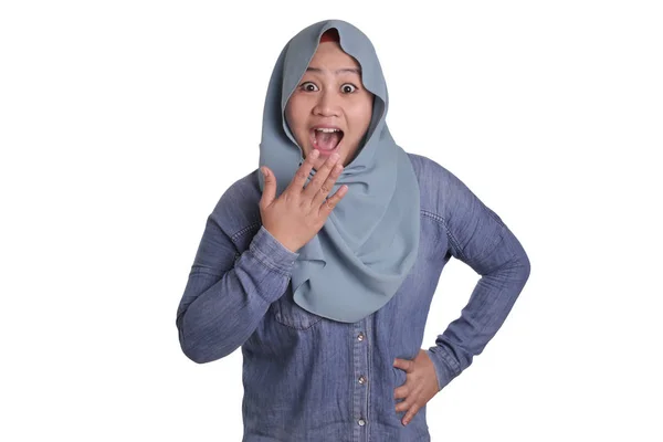 Cute Muslim Lady Menunjukkan Terkejut Wajah dengan Open Mouth — Stok Foto