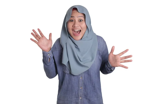 Cute Muslim Lady Menunjukkan Terkejut Wajah dengan Open Mouth — Stok Foto