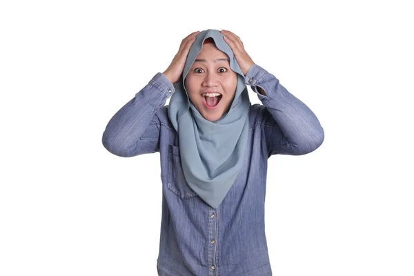 Mulher Muçulmana Bonita mostra Rosto Surpreso Chocado com Boca Aberta — Fotografia de Stock