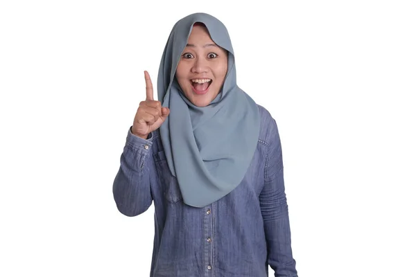 Moslim zakenvrouw die iets denkt, met een helder idee — Stockfoto