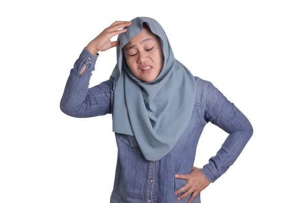 Portrait of Asian muslim lady wearing hijab hold her head in pai — Stock Photo, Image