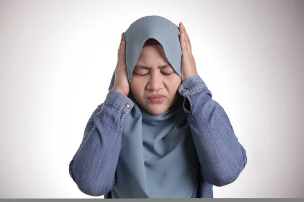 Asian Muslim Lady Close Her Ears — Stock Photo, Image