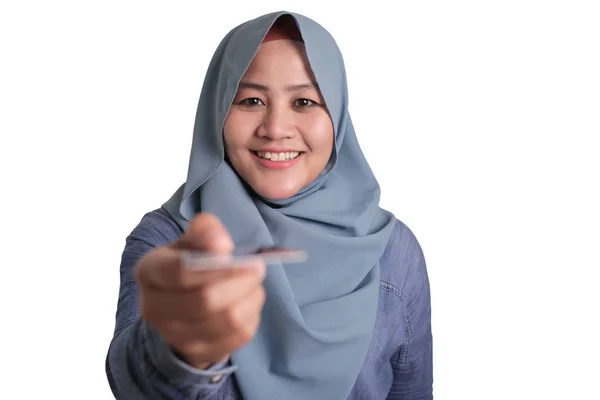 イスラム教徒の女性の笑顔とクレジットカードを与える — ストック写真