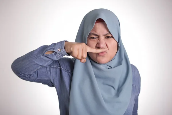 Aranyos ázsiai muszlim hölgy becsukja az orrát, rossz szag — Stock Fotó