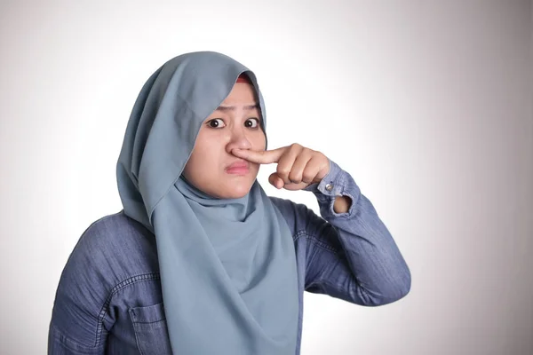 Süße asiatische muslimische Dame schließt ihre Nase, schlechten Geruch — Stockfoto