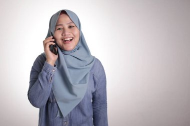 Müslüman Lady Telefonda Konuşuyor, Gülen İfade