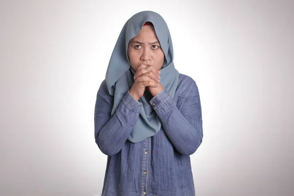Muszlim nő gondolkodó valami — Stock Fotó