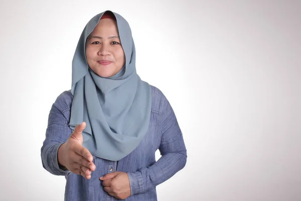 Мусульманская предпринимательница предлагает рукопожатие — стоковое фото