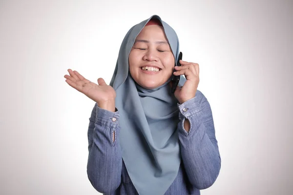Muslimská dáma mluvící telefonem, usmívající se výraz — Stock fotografie
