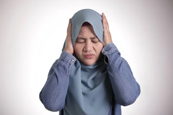 Ázsiai muszlim hölgy zárja be a fülét — Stock Fotó