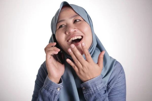 Muzułmańska Pani rozmawia na telefon, uśmiechnięta ekspresja — Zdjęcie stockowe