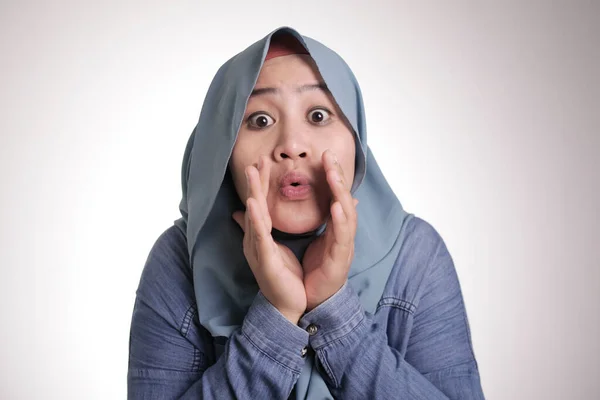 Muslim Lady Berbisik Sesuatu — Stok Foto