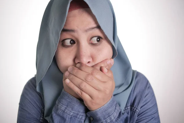 A muszlim hölgy aggódik, és lélegzetemet — Stock Fotó
