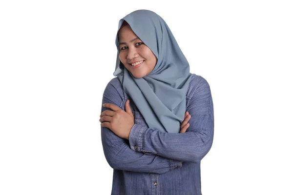 Wanita Muslim yang percaya diri tersenyum ramah dengan Lengan Melintasi — Stok Foto