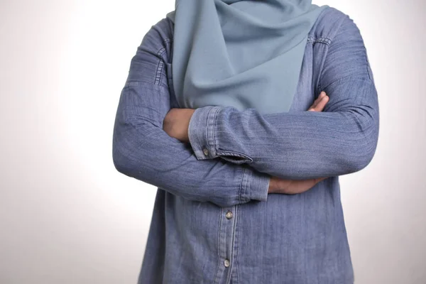 Confident Muslim Lady Smiling Friendly with Crossed Arms — ストック写真