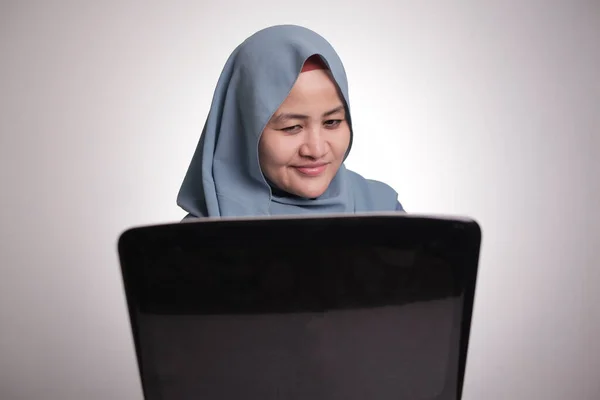 Muslim Woman Working on Laptop With Cunning Look — Stok fotoğraf