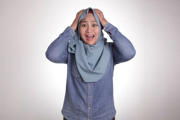Impresionada mujer musulmana asiática preocupada con la boca abierta —  Fotos de Stock