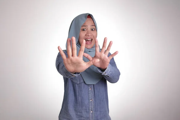 Geschokt bezorgd aziatische moslim vrouw met mond geopend — Stockfoto