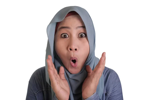 Şirin Müslüman Bayan gösterir açık ağız ile sürpriz yüz şok — Stok fotoğraf