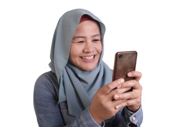 Genç Müslüman kadın telefon Iyi haber olsun