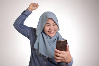 Genç Müslüman kadın telefon Iyi haber olsun