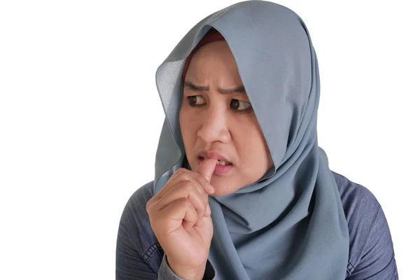 Zaniepokojony Muzułmanin kobieta gryzie paznokcie — Zdjęcie stockowe