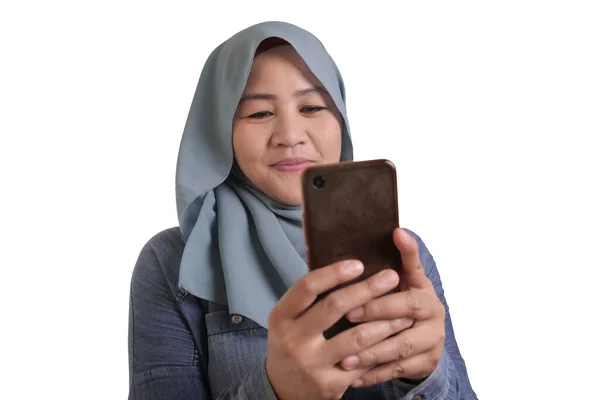 若いイスラム教徒の女性は彼女の携帯電話に良いニュースを取得します — ストック写真