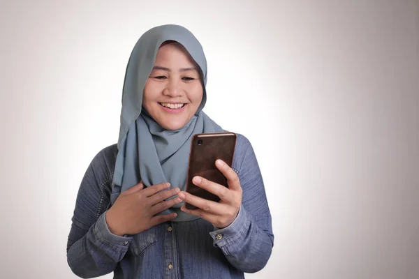 Νεαρή μουσουλμανική γυναίκα να πάρει καλά νέα σχετικά με το τηλέφωνό της — Φωτογραφία Αρχείου