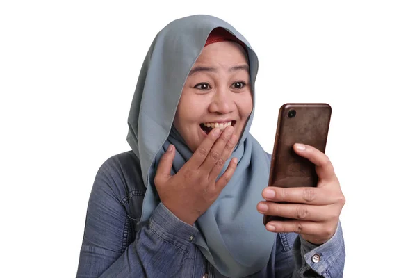 Junge muslimische Frau erhält gute Nachrichten auf ihrem Handy — Stockfoto