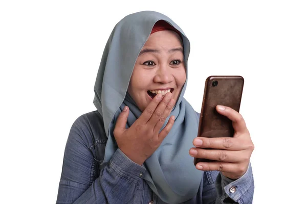 Young Muslim Woman Get Good News on Her Phone — Stock Photo, Image